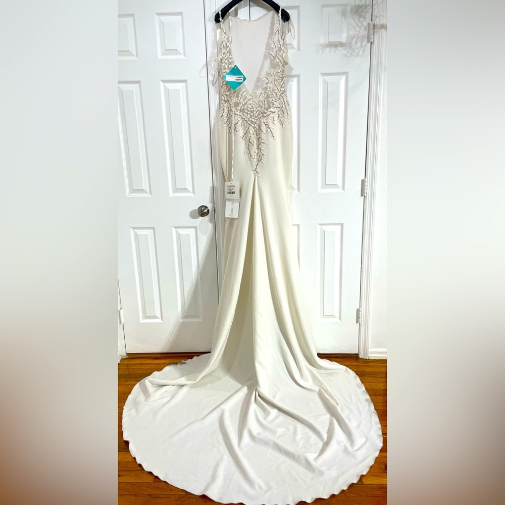 Elegant White Wedding Dress - Picture 2 of 4